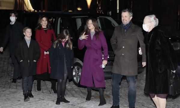 丹麥王室的11歲王子真帥氣！穿大衣顯紳士感，雙胞胎妹妹顏值輸了