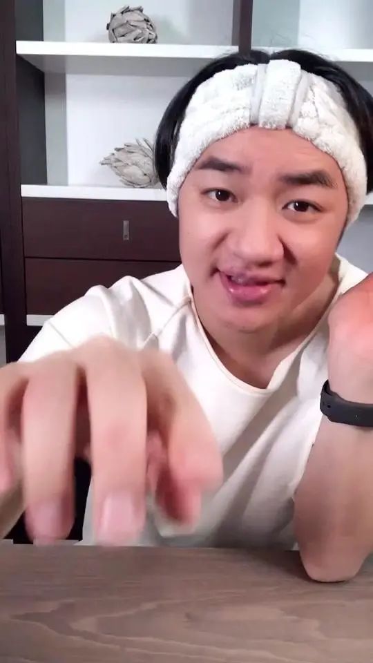 王祖藍做客霍啟剛節目，曝內地廣告費可達30億，直播帶貨全球獨有