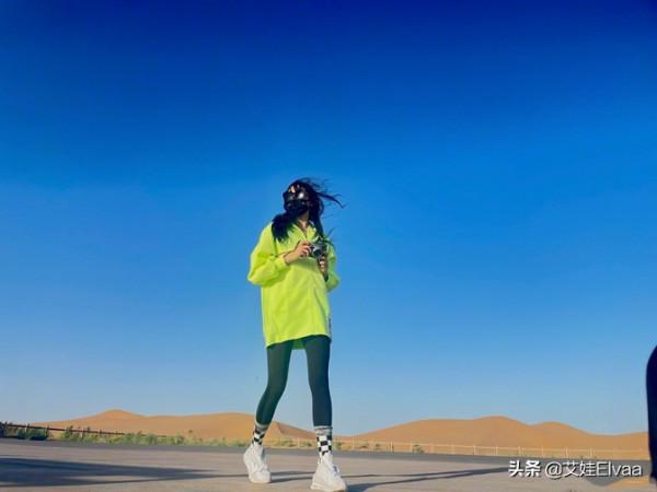 皮褲終結者！關曉彤穿黑皮褲走機場滿是“褶皺”，大小腿肌肉明顯