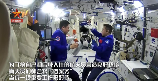 太空三人組同桌吃飯好像一家人！“家務活”分配有講究