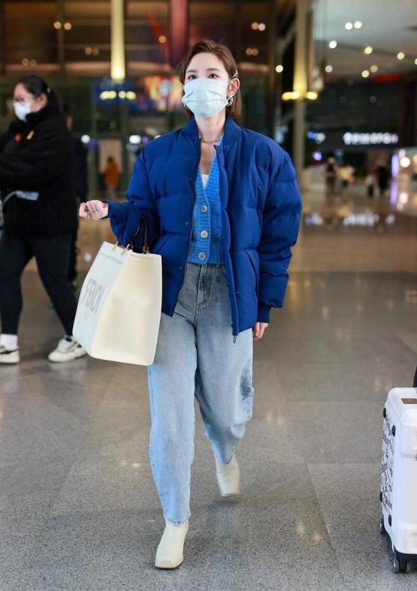 唐藝昕穿衣真時髦，藍色羽絨服疊穿同色針織衫，高階又減齡