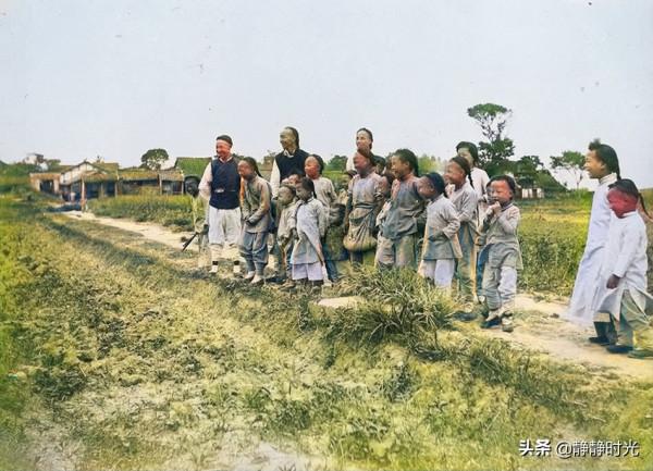 晚清老照片：旗人女子酷似如今名人，衙役摁倒犯人行刑