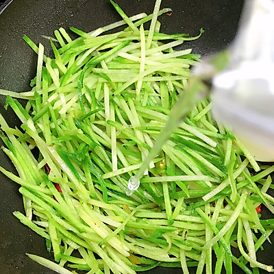 用這道炒蘿蔔絲征服家人的味蕾吧