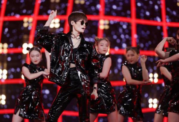 李宇春《無價之姐》晚於《跟我出發》16年發行,被訴抄襲索賠200萬 李宇春《無價之姐》晚於《跟我出發》16年發行,被訴抄襲索賠200萬