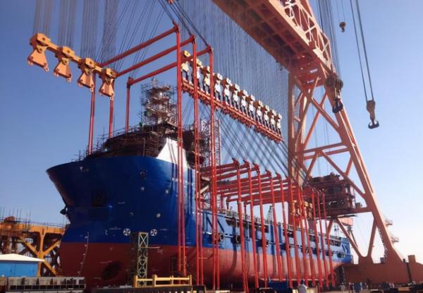 2018年,印度的龍門吊把護衛艦壓壞了,為什麼會這樣? 2018年,印度的龍門吊把護衛艦壓壞了,為什麼會這樣?