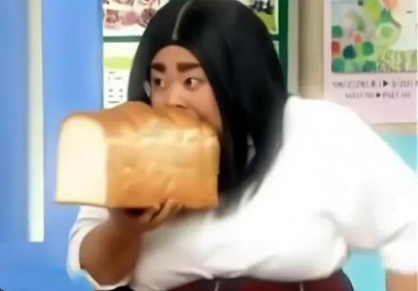 日本動畫中的奇葩規則，女孩子遲到一定“叼麵包”，走路內八字