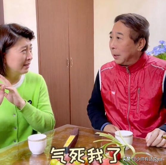 馮鞏與閆學晶罕見同框,配合默契說快板,把扇子摔桌上一臉怒氣 馮鞏與閆學晶罕見同框,配合默契說快板,把扇子摔桌上一臉怒氣