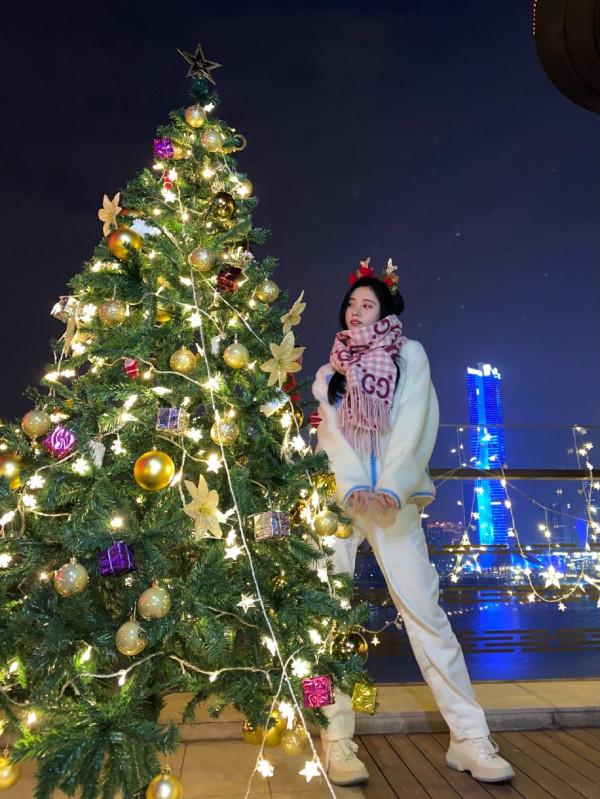 鞠婧禕扮嫩真有一套，穿著少數民族的服飾，像“叢林精靈”一樣