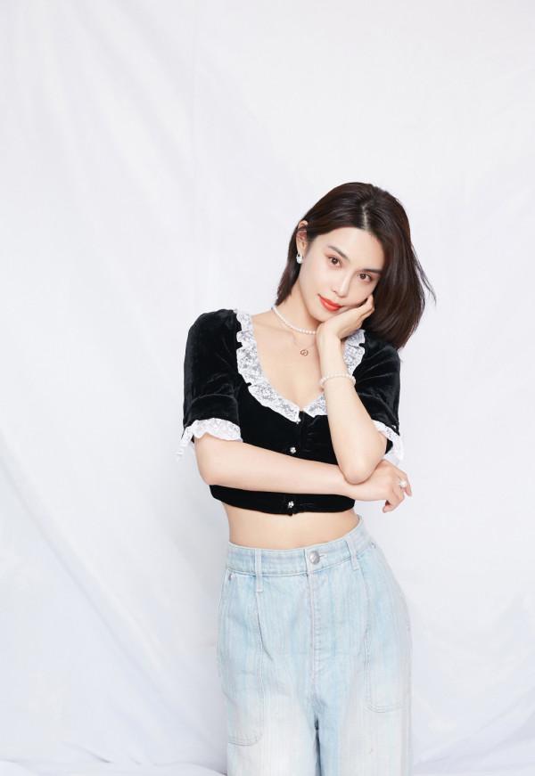 韓丹彤真是“復古美人”，穿蕾絲拼接絲絨上衣，配珍珠首飾好迷人