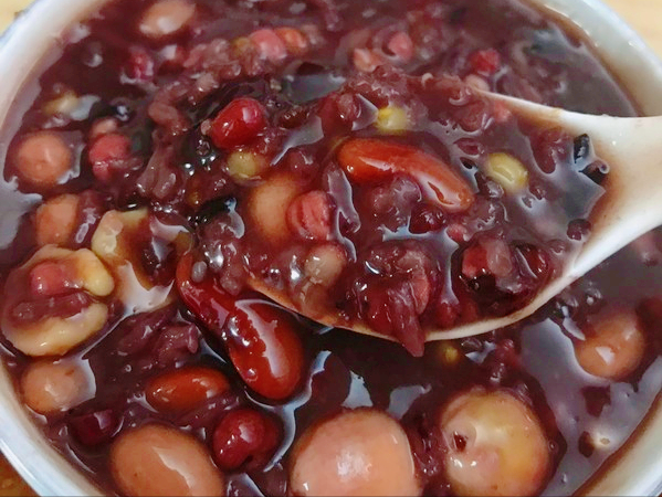 經過20次實驗，終於配出了正宗的八寶粥，軟糯香甜，能賣6元一碗