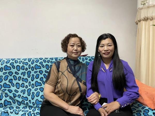 洛龍區第一實驗小學總支部委員會開展中秋節慰問退休職工活動