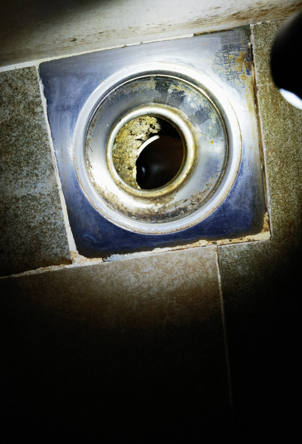 看到衛生間門口漏水，我發現這是無數中國家庭裝修的通病