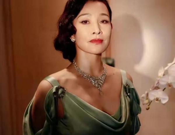 60歲陳沖真敢穿，有小肚腩還穿真絲吊帶，一身贅肉全靠氣場撐著