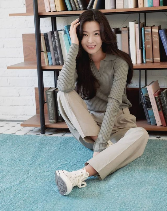 女神全智賢迴歸曬「川字肌」美炸！完全不敢相信她已經40歲