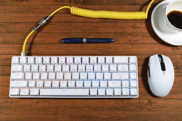 這鍵盤玩上就不想鬆手，平民好價，軸體熱插拔，還有RGB