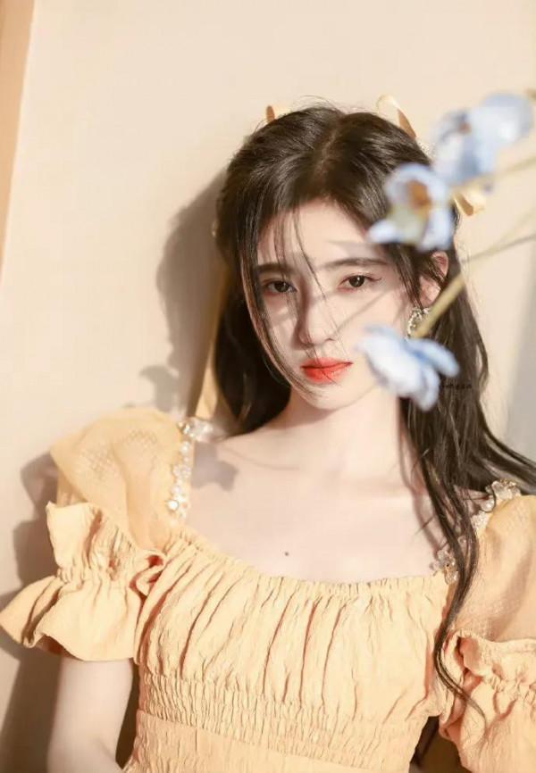 鞠婧禕，人比蜜甜，貌比花更嬌，行你所行，愛你所愛