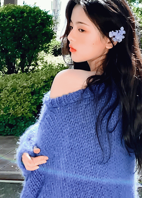 楊超越解鎖新造型 天使戰損妝美出天際