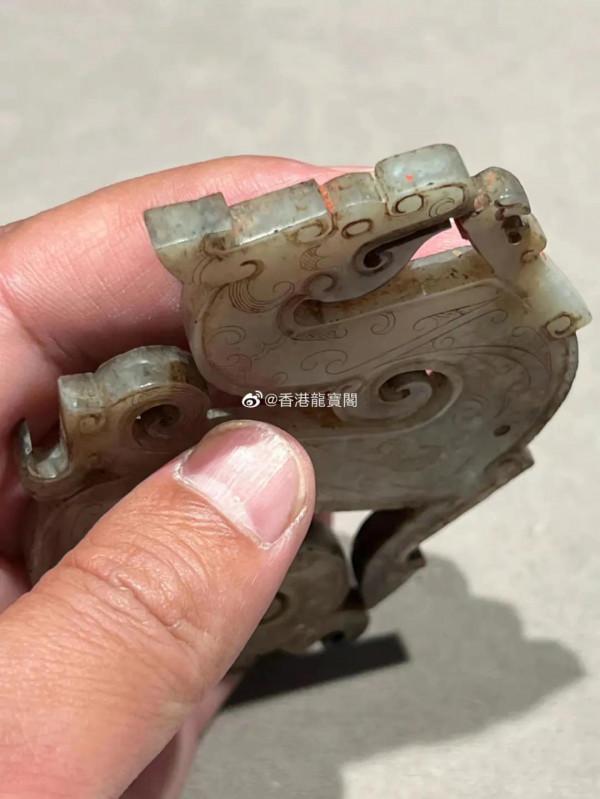 估價上限400萬港幣，含佣金拍出1525萬，戰國龍形玉佩