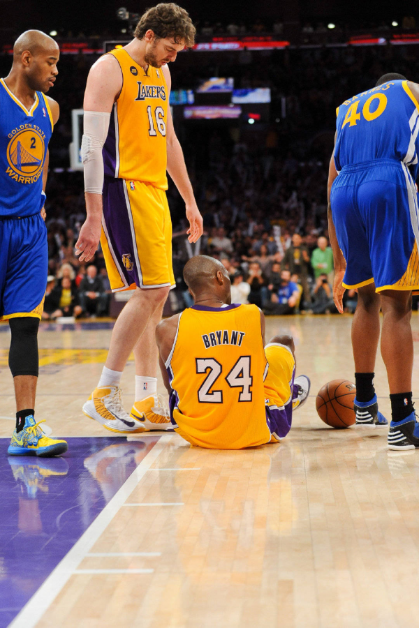 實力強橫如科比,為什麼只拿了一個常規賽MVP,而且還極具爭議? 實力強橫如科比,為什麼只拿了一個常規賽MVP,而且還極具爭議?