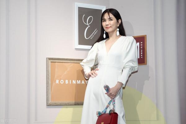 Ella陳嘉樺越來越有女神範，穿泡泡袖連衣裙溫婉雅緻，哪像假小子