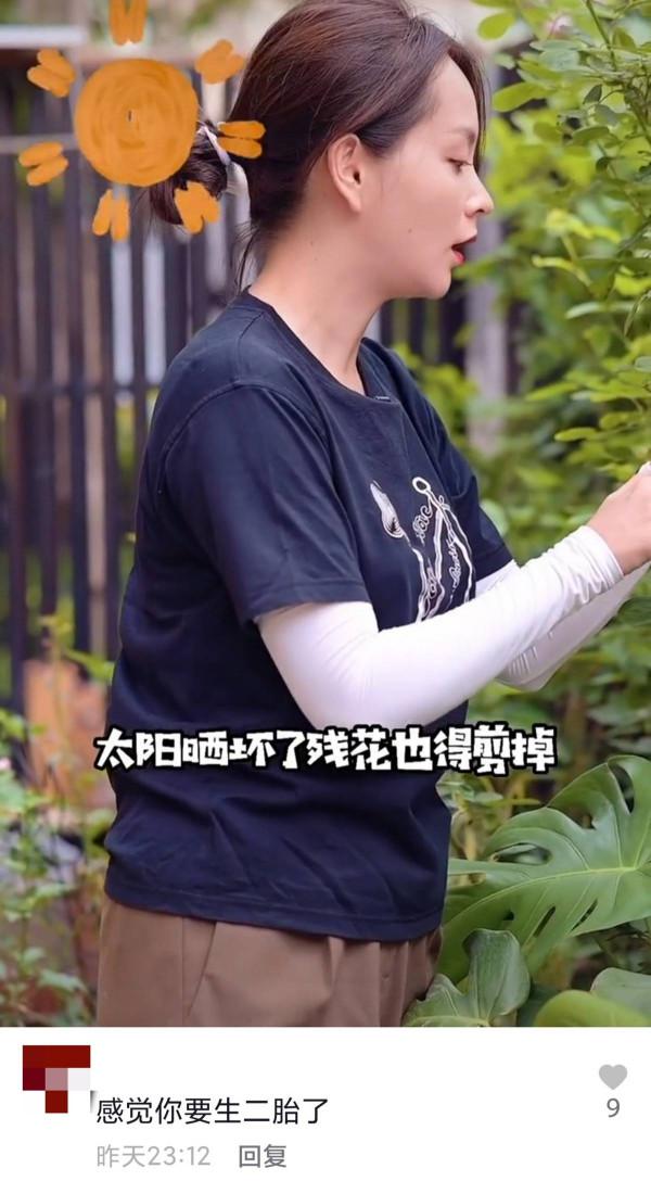 鄧莎下地幹活，庭院一角曝光看出老公財力，小腹微凸被疑懷二胎？