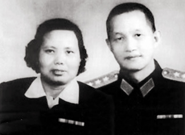 洪學智夫婦行軍途中遇到何事，向百姓說：老鄉，收下我們的孩子吧