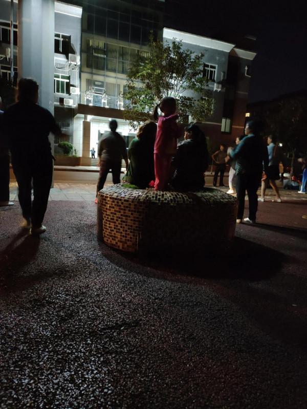 剛吃完飯孩子又出來嗨了