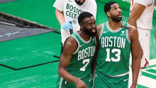 塔圖姆和東契奇差距太大了,他還不是球隊領袖 塔圖姆和東契奇差距太大了,他還不是球隊領袖