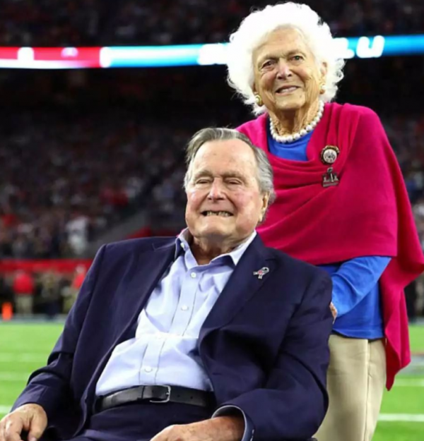 2018年老布什葬禮：希拉里無視特朗普，小布什再次給米歇爾遞糖