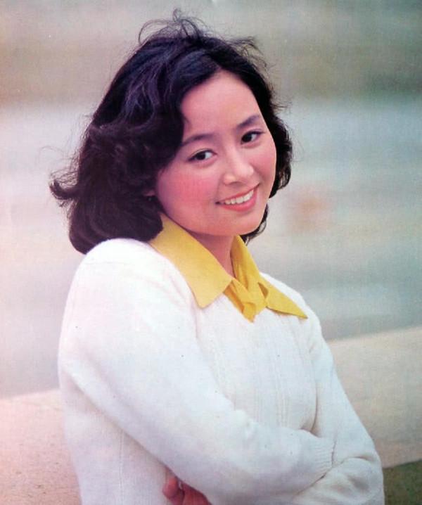 憑《廬山戀》走紅，巔峰時“棄夫”出國，張瑜近況如何？