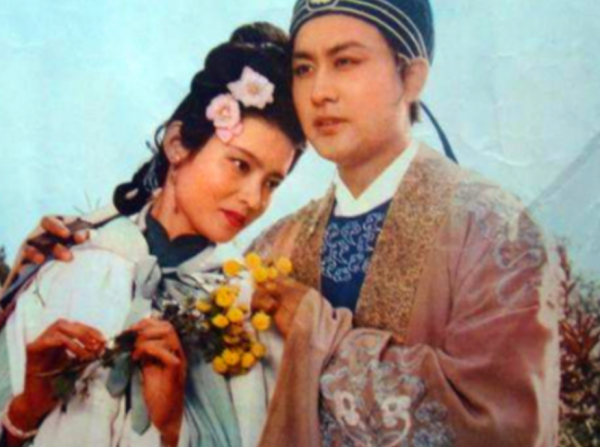 杜十娘死前怒扔百寶箱，並非因為李甲拋棄她，更多的是一種無奈