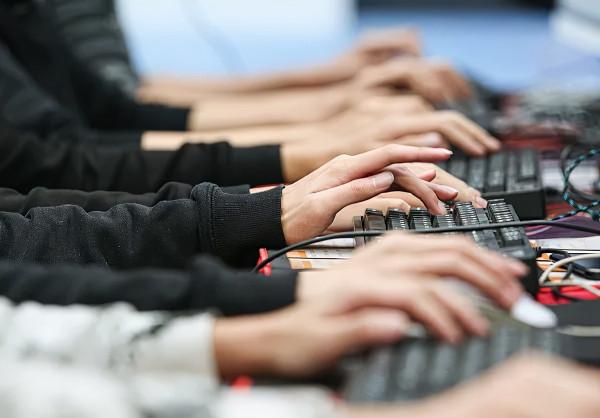 新視界丨EDG狂歡背後的電競業：選手淘汰率99% 有人三年無賽可打