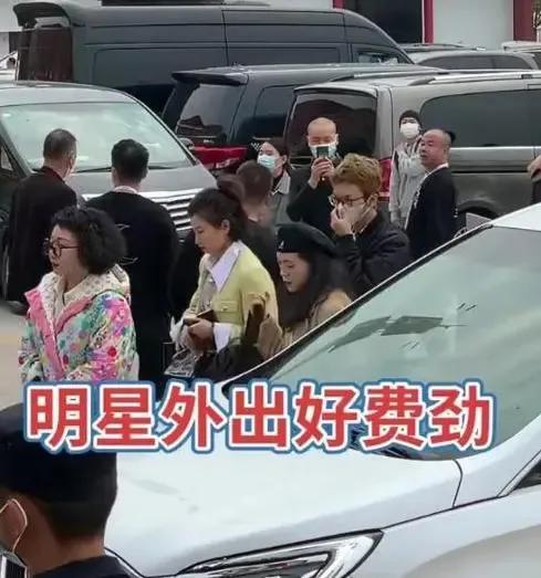 辣目洋子耍大牌？現身橫店不下車，一臉呆滯的表情，網友：好狂妄