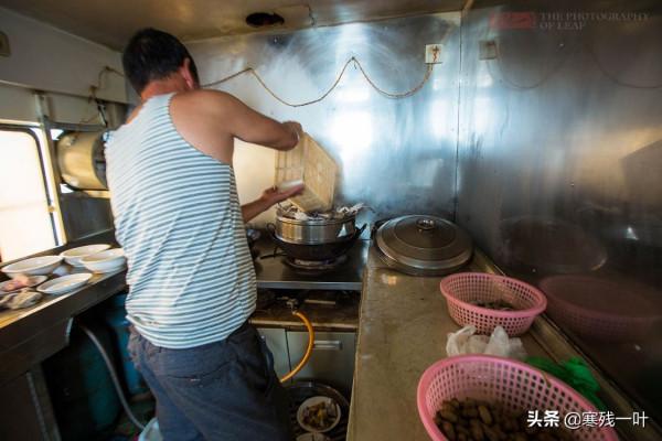 二十人4500元包船出海捕魚，捕獲的海鮮吃完一餐，每人還分到一箱