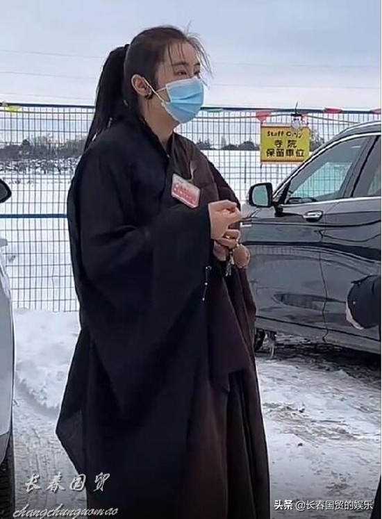 王祖賢近照曝光，身穿海青寺院禮佛，54歲變成這樣了