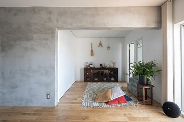 小夫妻買下95㎡新房，木地板配毛坯牆，卻是別人羨慕不來的美好家