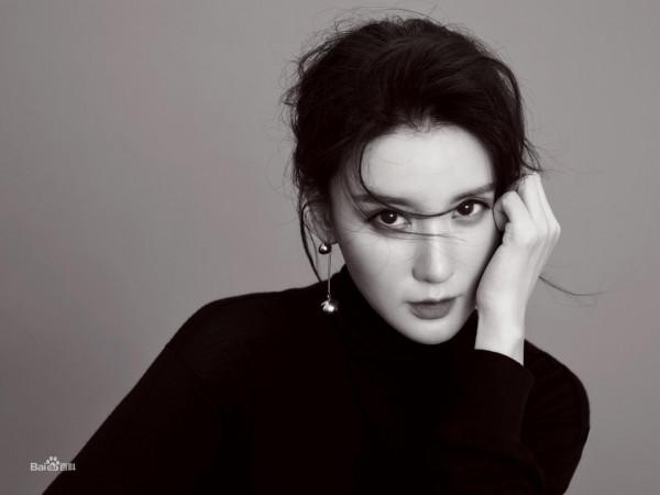 明星裡的上下級關係，名氣不大卻簽下&OpenCurlyDoubleQuote;頂流&rdquo;，姐妹相稱實則老闆