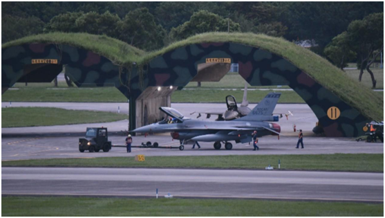 臺軍舉行“天龍演習”F16戰機機身出現彈孔