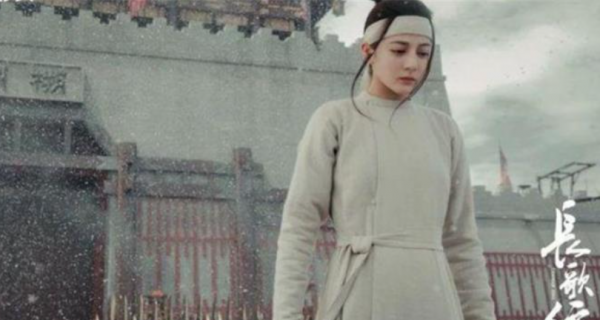 15位女星雪景美圖：楊冪嬌俏、劉詩詩經典，寫真照竟是沈月贏了？