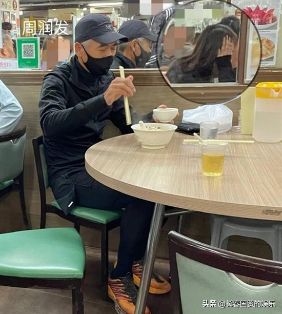 網友街邊小店偶遇周潤發，合影後被髮哥的一個意外舉動暖到了