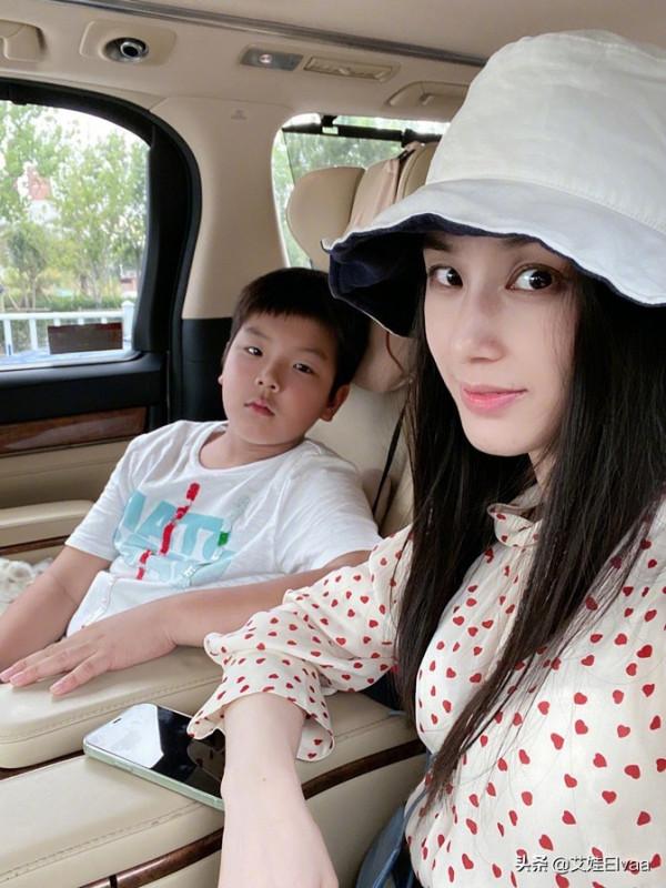 黃聖依罕見帶大公子游玩，穿雪紡衫腰比兒子還細，9歲安迪胖成球