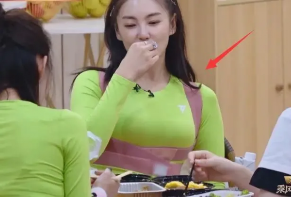 胡歌與50歲“前女友”複合！女人背美，再晚也實現突圍