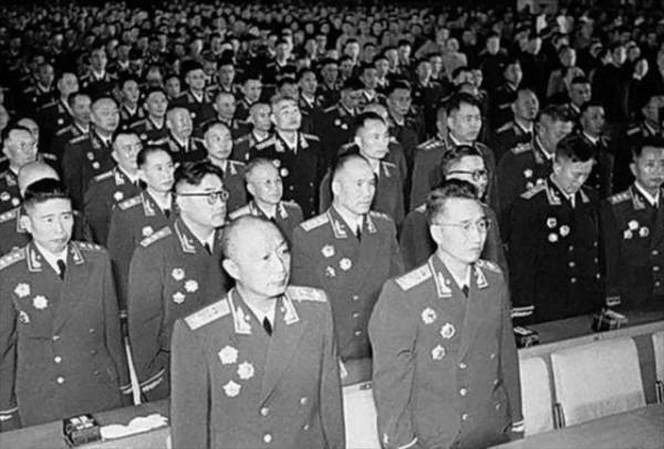 1955年他被授予中將,因覺軍銜太低,簽字署名全帶“中將”表不滿 1955年他被授予中將,因覺軍銜太低,簽字署名全帶“中將”表不滿
