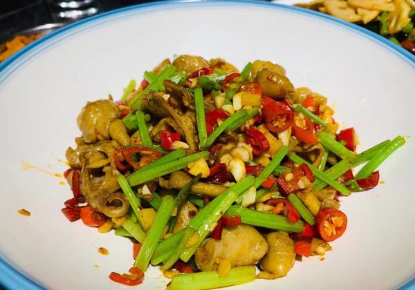 新店試營業，3個人去嚐鮮，吃完飯結賬後，朋友說：有點不划算