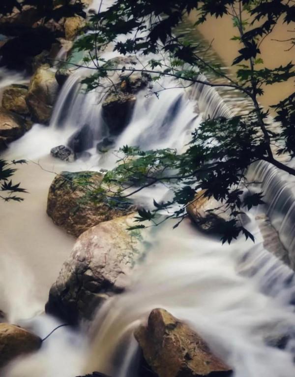 遼寧又發現神秘龍潭，被遊客稱為東北小九寨，人間仙境、天然氧吧