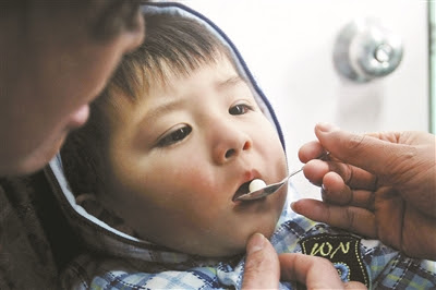 小時候吃的糖丸有什麼用？不僅是打針的獎勵，沒準還救過你的命