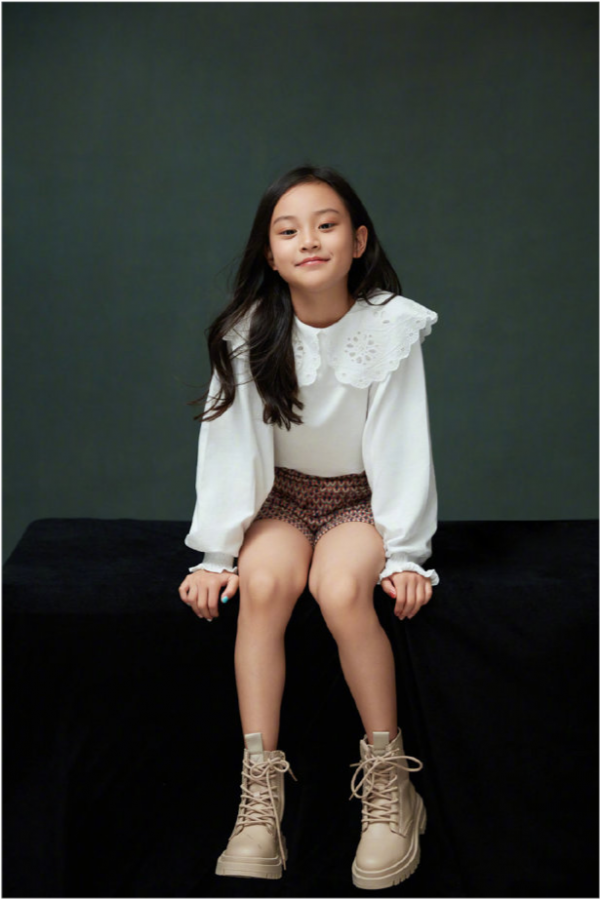 甜馨近照罕見曝光！穿家居風氣質越來越好，搞怪表情太像賈乃亮