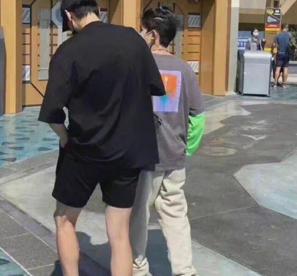 盤點環球影城偶遇明星生圖,白敬亭似商務精英,林依輪兼職賣貨? 盤點環球影城偶遇明星生圖,白敬亭似商務精英,林依輪兼職賣貨?