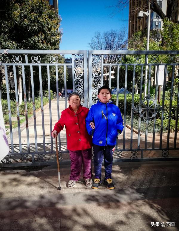 男孩上午寫著作業，晚上進了ICU，併發十餘種疾病，全家舉步維艱