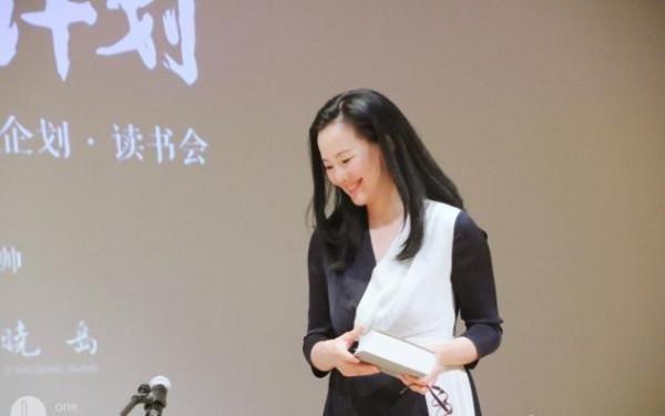 被詠梅的氣質折服了!同框董卿錄製朗讀者,褲裝披風出場就被吸引 被詠梅的氣質折服了!同框董卿錄製朗讀者,褲裝披風出場就被吸引